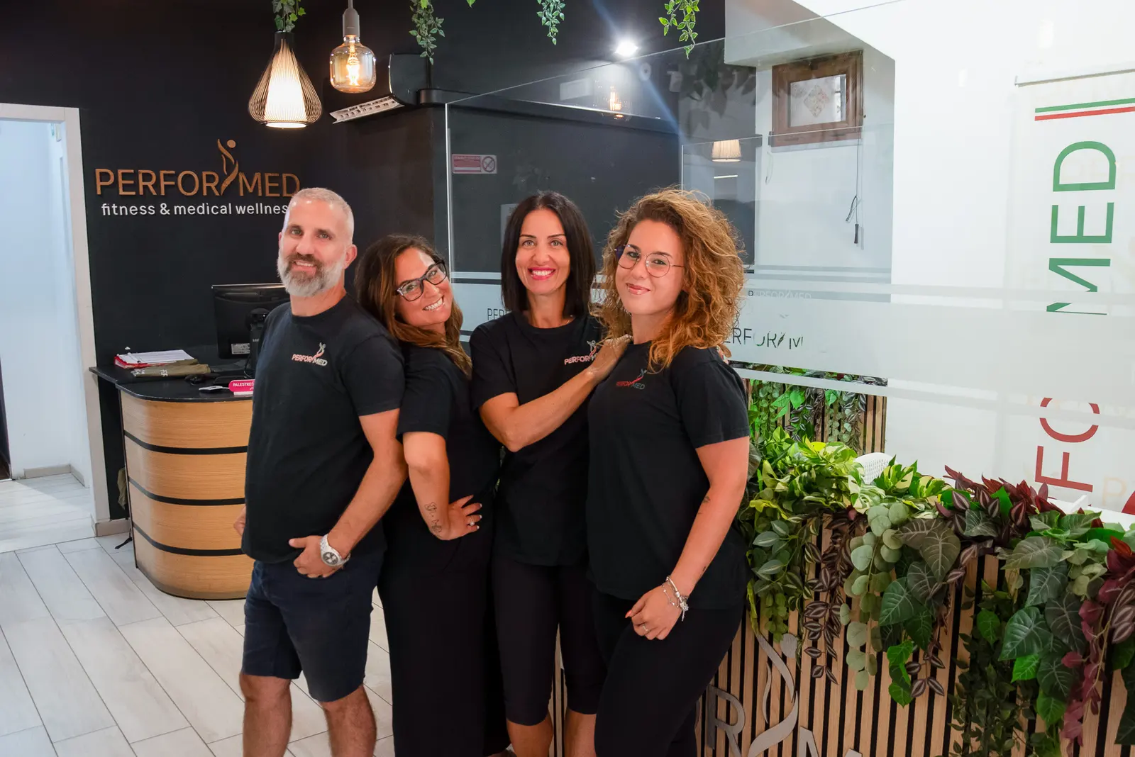 Quattro persone dello staff alla reception di PERFORMED