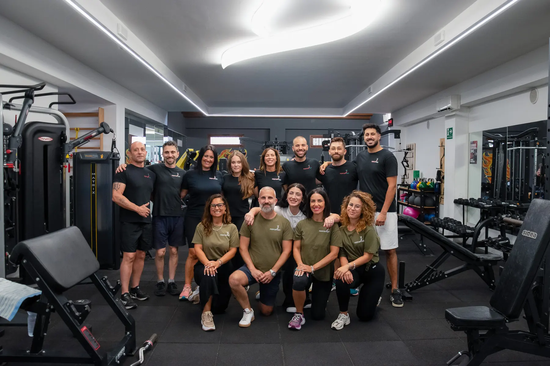 Il team di PERFORMED in sala attrezzi, in posa tutti insieme