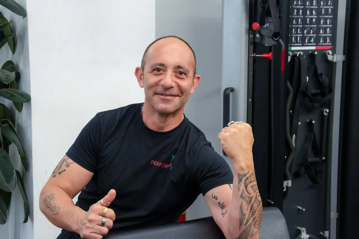 Un trainer con il pollice alzato