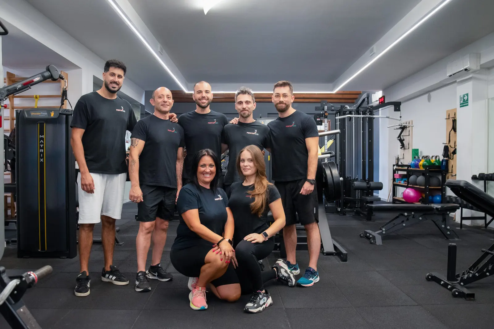 I trainer di PERFORMED in posa insieme in sala attrezzi